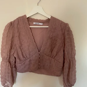 Topp - Topp från NAKD. Endast provad och är i strl 36.  Köparen står för frakten om du inte kan mötas upp (endast i Falköping).                                                                                 Om du kombinerar med fler av mina plagg tar jag endast en frakt avgift. Köparen ska även betala innan plagget skickas med ett bevis från swish. 