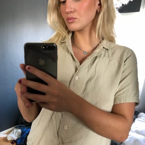 T-shirt shorta  - Supersnygg beige t-shirt shorta från Uniqlo, endast använd 1 gång🌼🌼