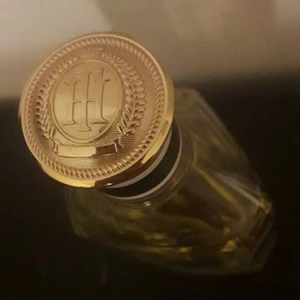 Tommy Hilfiger parfym - Tommy Hilfiger - eau the prep Tommy girl.                                                                                                               Parfymen är lite avänd vilket man ser på bilderna.  Jag ansvarar inte för postens slarv, vill ni hellre ha spårbart går det utmärkt men ni själva står för extrakostnaden.