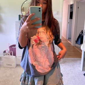 T-shirt med tycker både fram och bak  - En T-shirt med tycker både fram och bak! Märket är Zara och den är i ett bra skick, använd fåtals gånger! Den är oversidz och om man vill kan man byta håll på t-shortsen satt man får baksidan som framsida! Frakt tillkommer!