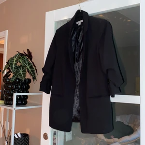 Svart kavaj H&M strl 38 - Svart kavaj i gott skick från HM. Lite oversize i modellen. 