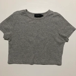 Dahli t-shirt kort grå ribbad - Grå t-shirt från dahli  sällan använd i fint skick!