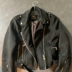 Zara jacka!! - Jätte fin svart jacka ifrån Zara. Jag har inte haft tiden till att använda denna jacka, jätte tråkigt. Jackan är i storlek S men på mig sitter det som en S/M. Kollar ifall någon är intresserad så är det bara att skriva!💕