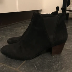 Svarta boots strl 38 - Svarta boots strl 38 från din sko. Skorna säljes i användt men gott skick.