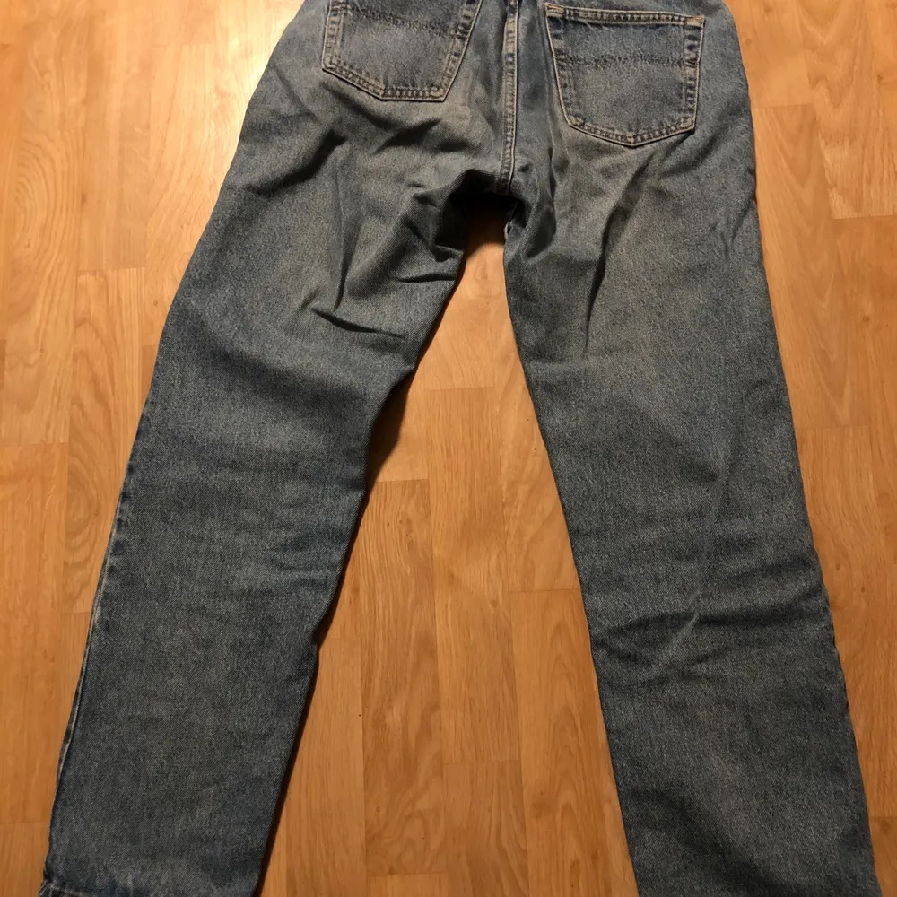 Hilfiger jeans i strl 28 (midja), köptes som vintage jeans för två år sen ungefär så säljes i befintligt skick. Inga skador eller dylikt. Jag är 178 och de sitter bra på mig i längden :). Jeans & Byxor.