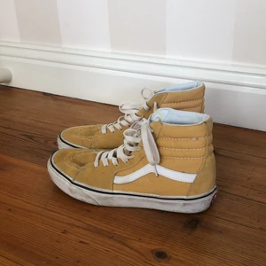 Mustard gula high top vans - Säljer pga att jag int använt dom på typ 2 år💛 De är använda några fåtal gånger så därför är dom lite smutsiga på sidan av sulorna och är lite gula inuti från skon men annars i bra skick (syns på bilderna). Undersidan av sulorna ser ut som ny, kan endast ha 3 bilder på annonsen så skriv privat ifall du vill ha bild på undersidan!☺️ Först till kvarn!