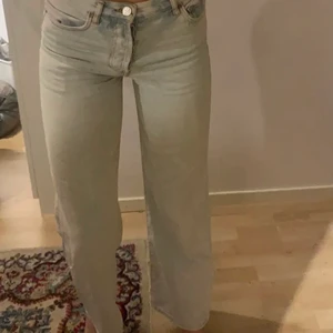Vida jeans från Bikbok  - Skitsnygga ljusblåa/vita jeans från Bikbok. De är lite korta på mig som är 178cm men går ner till marken på någon som är lite kortare. Storlek XS men passar mig som oftast är S elr M. Lite slitna i kanten längst ner men inget man tänker på. Skriv för fler bilder. Köparen står för frakten❣️❣️