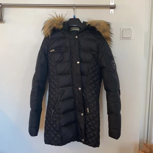 Rock and blue jacka - Jätte bekväm och perfekt varm jacka i stl 36.(har egentligen 34 men dessa jackor är tightare i storleken så den passar) Man kan ha större tröjor och flera lager under att det ser annorlunda ut, och knappt använd vinter 2020 då jag mest använde en annan jacka. den sitter super bra och går ner över rumpan precis som jag ville för att känna mig mer bekväm. Ett litet märke längst ner men ingeting man ser. nypris ca 2500 och lite mer men hittar inte exakt pris.❤️frakt ingår ej. 