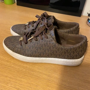 Michael kors skor - Älskar dessa skor men får dessvärre skavsår så måste sälja dem :( köptes för ca 1400kr säljer för 350kr. De är i jättebra skick (typ helt nya) och har använts Max 4-5ggr🌸 köp alla tre skor i min profil för endast 550kr!!