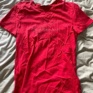 Calvin Klein t shirt - Jättefin t shirt från Calvin Klein. T shirten är i mycket bra skick. Leverans tillkommer