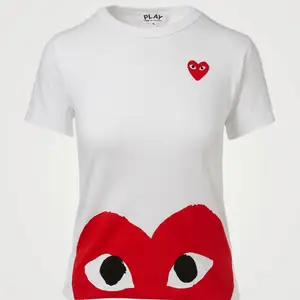 Comes des garçons Play half heart t shirt. Väldigt liten i storleken, använd men i bra skick. Kort i modellen. Frakt tillkommer