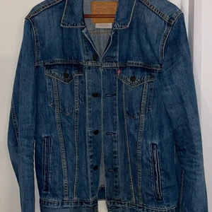 Levis jeansjacka - Levis jeansjacka för killar , storlek M . Knappt använd 