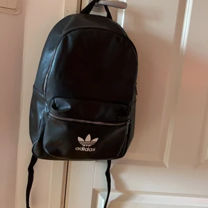 Svart skin adidas väska  - Svart skin väska ifrån adidas. 60kr eller bud! 😊 (köparen står för frakten) 