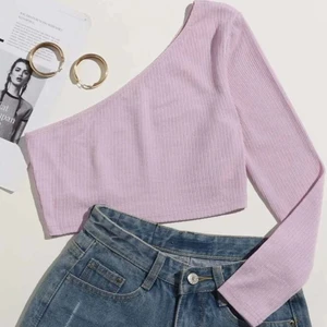 Söt topp - Fint plagg till ett par svarta jeans och en fina smycken! FRI FRAKT! Storlek är S men är otroligt stretchig och skulle kunna sitta på en M. Kontakta privat vid intresse! 