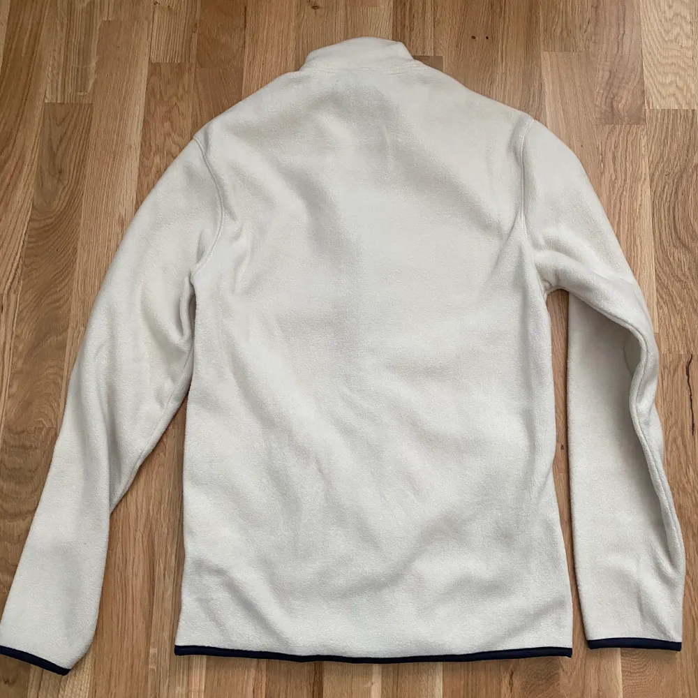 beige fleece med mörkblåa detaljer från h&m! tröjan är i storlek XS i regular fit. använd en del men fortfarande i bra skick, köpare står för frakt. . Tröjor & Koftor.