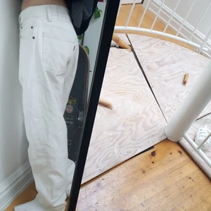 Levis vit - Vita Levis jeans. Kan vara något fläckiga. 