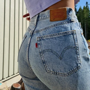 W25 L28 - Levi's  Jeans 501!! Köpta här på plick men säljer då dem är för stora! Fint skick!!⭐😍Halvt, de går över höften men de slutar precis under. Jag är 158cm lång 🥰