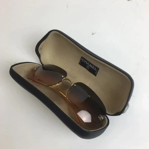 Chanel solglasögon  - Varan är i normalt begagnat skick. Vissa tecken på användning finns. Är köpa secondhand och är äktighetskotrollerad.❤️‍🔥