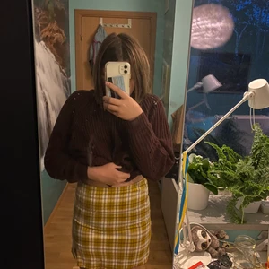 kjol strl 152 - en kjol från shein med strl 152. Köpt i slutet av 2020. Aldrig andvänd ute bara provad ett fåtal gånger. 