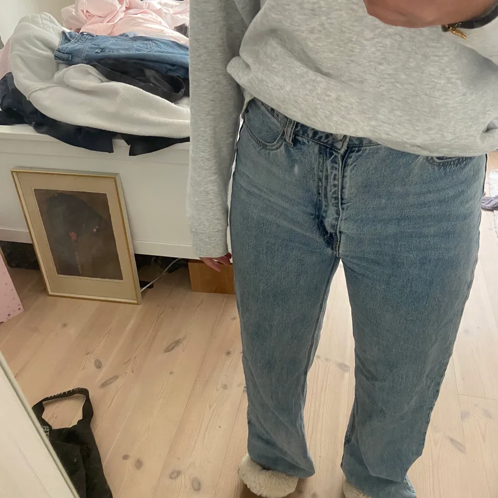 Jeans i strl 40 från H&M, säljer pga för stora för mig. Är 168 cm lång:). Jeans & Byxor.