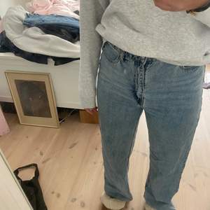 Jeans i strl 40 från H&M, säljer pga för stora för mig. Är 168 cm lång:)