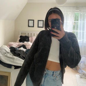 Kofta - Kofta från svenskt märke Our Legacy. Inköpt för ca 1000 kr. Cool detalj på dragkedjan med två stycken som man kan skjustera.