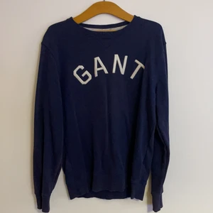 Gant collegetröja  - Marinblå gant tröja i använt skick