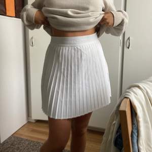 Jättefin J Lindeberg kjol i storlek L men skulle passa någon med M. Perfekt till tennis och golf:))