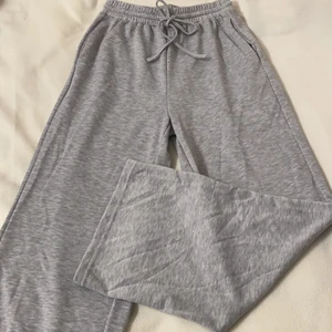 Breda mjukisbyxor  - Ett par gråa, breda mjukisbyxor som är helt nya och oanvända, de har även fickor om ni undrar. För flera bilder eller frågor kontakta mig.                                                    Frakt tillkommer! 