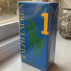 Ralph lauren Parfym - Helt oöppnad Big Poney Blue parfym från Ralph lauren! Säljer då jag råkade köpa i herr-doft istället för dam. Det är alltså en herrparfym! 50 ml, och doftar väldigt gott!  Nypris: 400kr