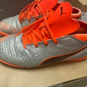 Jätte fin fotbolls skor - Så fina och har bara används några gånger. Märket är puma .