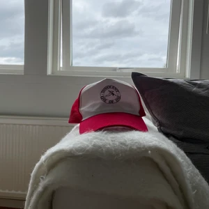 One of One keps (röd) - One of One keps första upplagan som är one size justerbar och i färgen röd. Kepsen är knappt använd och i bra skick. 300 kr eller bud