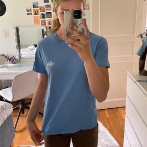 Stüssy tröja  - Blå tröja från stüssy köpt på zoovillage. Utan fläckar, flitigt men väl använd därav priset. Färgen förekommer bäst på andra bilden💙 Ordinarie pris 399kr