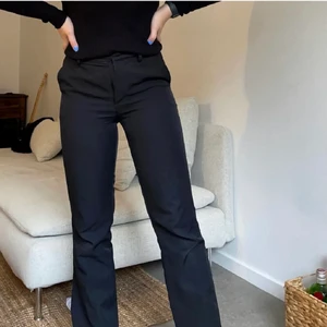 Kostymbyxor svarta - Köpte precis dessa fina kostymbyxor från Plick som visade sig vara för stora tyvärr😓 går bra om man vill mötas upp i Malmö, annars står köparen för frakten. Bilder lånade från @dahlqvistalicia