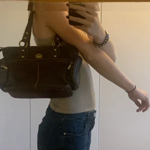 Vintage väska - En väldigt fin brun vintage väska!🥰 Väskan är i nyskick och jag säljer den eftersom den inte har kommit till användning😊