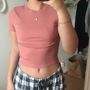 Rosa T-shirt storlek xs - Super fin Rosa T-shirt storlek XS använd 2 gånger. 