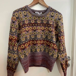  tröja - Säljer denna zara tröja i storleken XL.  Köpte den så här då skulle det sitter ”oversize” på mig 😃 men jag gillade inte riktigt hur det satt på mig :,D prislappen finns kvar 🤎