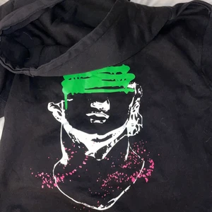 Hoodie - Asball hoodie ifrån noxlimit, sitter snyggt overzized!! Skulle säga att den sitter bäst om du är en xs/s i vanliga fall, nyskick. Passar även M. Nypris 500. Framtexten är i reflex.