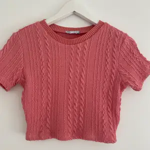 Säljer en stickad rosa topp från zara! Färgen är verkligen så himla fin och jag älskar denhär tröjan!! Använd endast 2 gånger och är som ny💓💓 kontakta mig för fler bilder och info ❤️