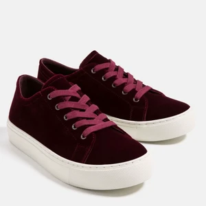 Skor Zara - Vinröda sammets sneakers från Zara. Använda 1 gång pga att dom är för små💕 Strl: 36 Nypris: ca 500 kr