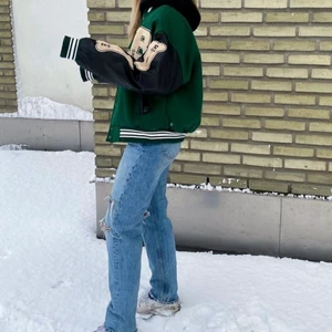 College jacka stl M - Snygg grön college jacka, aldrig använd bara testad!