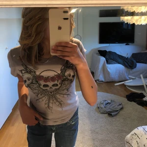 T-shirt med coolt motiv - En grå tshirt med snyggt motiv i fint skick. Är nog i S men är stretchig så passar nog en M också.