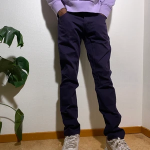 Lila jeans - Mörklila jeans från hm 