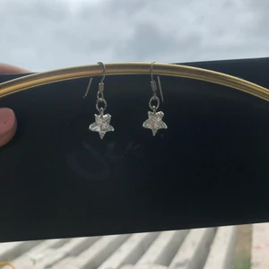 Nytillverkade örhängen  - Nytillverkade örhängen som är handgjorda. Hela smycket är i äkta silver. Finns 1 par på lager men går lägga beställning på ett par ytligare. 149kr paret.