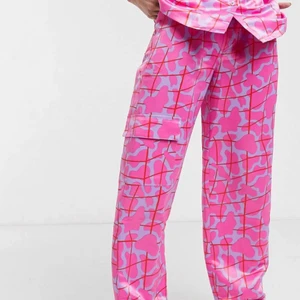 Snygga satin byxor - Snygga rosa mönstrade satinbyxor från asos!