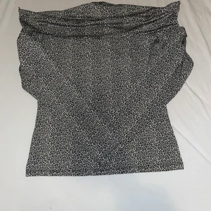 Fest - Super snygg off shoulder tröja. Perfekt på fester då den är i ett coolt mönster 