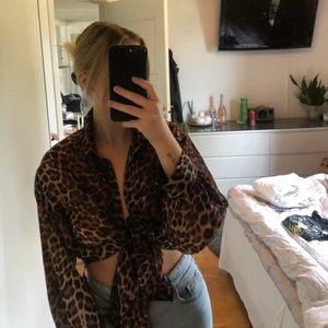Leopard skjorta - Leopard skjorta i tynre material, går att styla på flera olika sätt. Använd 1 gång men tyvärr inte använd mer än så därav säljer jag den. Väldigt snygg till blåa byxor men även andra färger. Skulle säga att den passar XS-M beroende på.