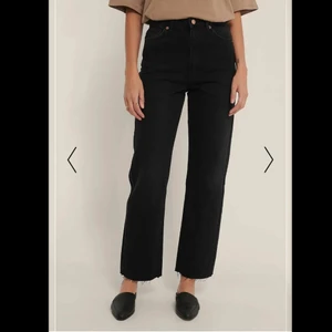 Jeans - Helt nya jeans från nakd🤍 Endast testade och tvättade en gång🤍 köpta för 399🤍 storlek 32🤍 skulle säga att dom mer är som en 34🤍dom slutar vid foten på mig som är 160cm🤍frakt tillkommer🤍 säljer ett par likadana i grå🤍(fraktkostnaden kan ändras) (pris kan diskuteras)🤍