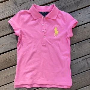 Nyskick! Ralph Lauren kids pikétröja  - En härlig pikétröja från Ralph Lauren i storlek M (8-10 år). I nyskick, har använts 1 gång! 