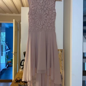 Cocktail klänning - Rosa cocktail/kort klänning storlek S och använd bara 2 gånger passar bra för fest,bal,student och bröllop för mer bilder kom privat